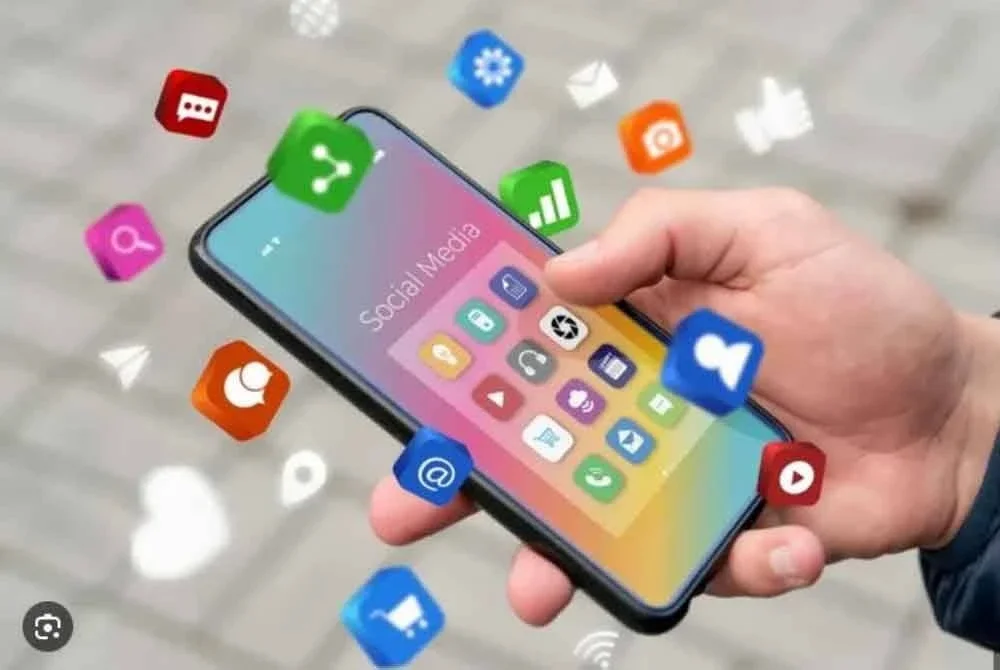 Buka sahaja media sosial, ruang komen sudah cukup untuk menjatuhkan hukuman. Foto hiasan