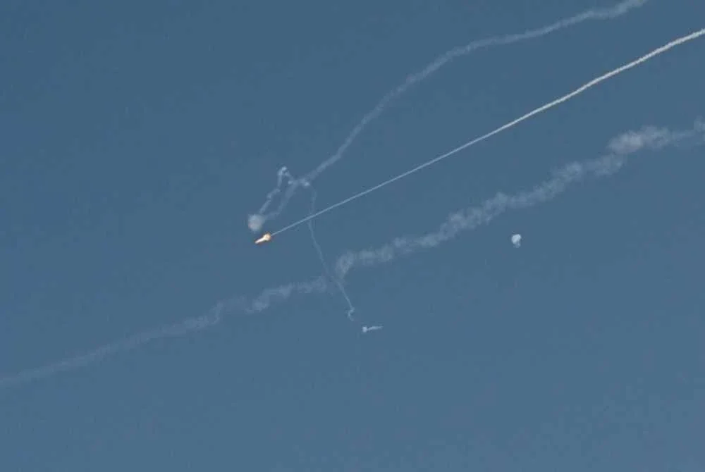 Sejak permulaan serangan Iran pada 28 Februari, sebanyak 165 peluru berpandu balistik yang dilancarkan dari Iran ke arah UAE telah dikesan, dengan 152 daripadanya berjaya dimusnahkan manakala 13 lagi jatuh ke kawasan perairan. Foto AFP