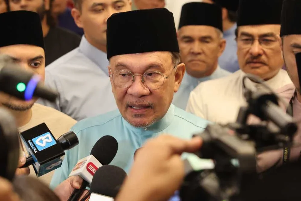 Anwar (tengah) ketika ditemui media pada Majlis Berbuka Puasa bersama Pemimpin Masyarakat Tempatan di Kompleks Seri Perdana pada Ahad. Foto Bernama