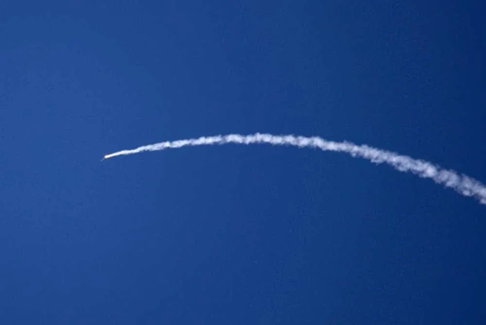 Serangan itu menyebabkan kebakaran pada dua buah kontena yang menyimpan bahan am.