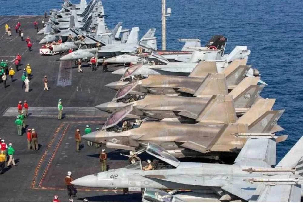 Pesawat yang ditempatkan bersama Carrier Air Wing (CVW) 9 tersusun di atas geladak kapal pengangkut pesawat kelas Nimitz, USS Abraham Lincoln, bagi menyokong serangan Operasi Epic Fury terhadap Iran. - Foto REUTERS