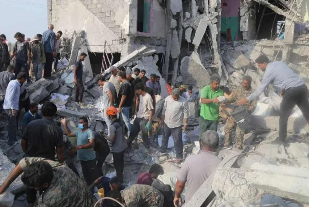 Pasukan penyelamat dan penduduk setempat berusaha mengalihkan runtuhan selepas serangan Israel ke atas sebuah sekolah di Minab, Iran. - Foto REUTERS