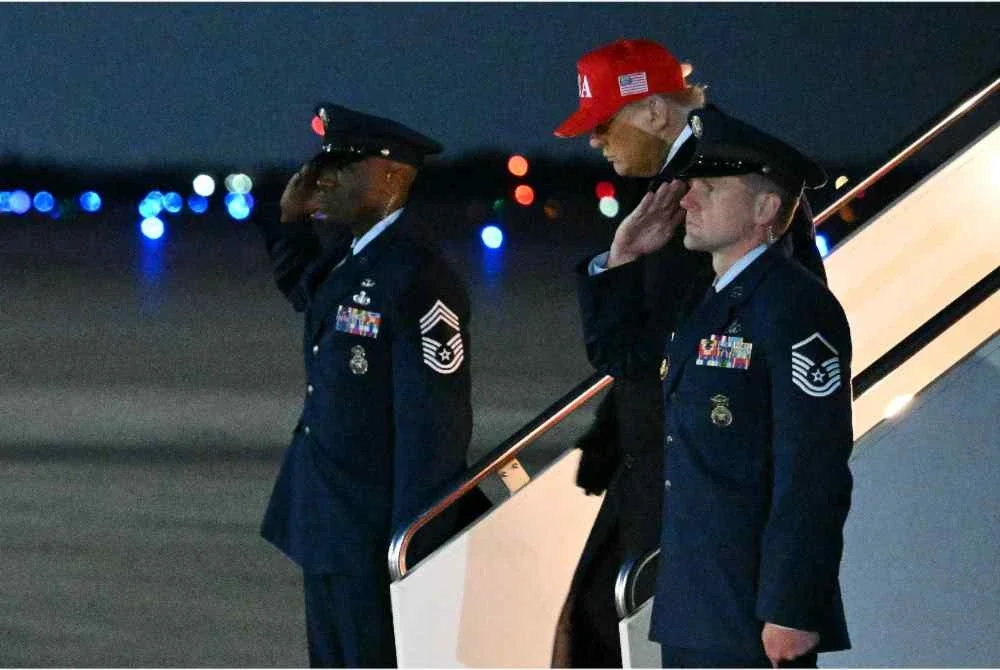 Trump turun dari pesawat rasmi Air Force One sebaik tiba di Pangkalan Tentera Andrews dalam perjalanan kembali ke Washington, DC selepas menghabiskan hujung minggu di resort Mar-a-Lago miliknya.
