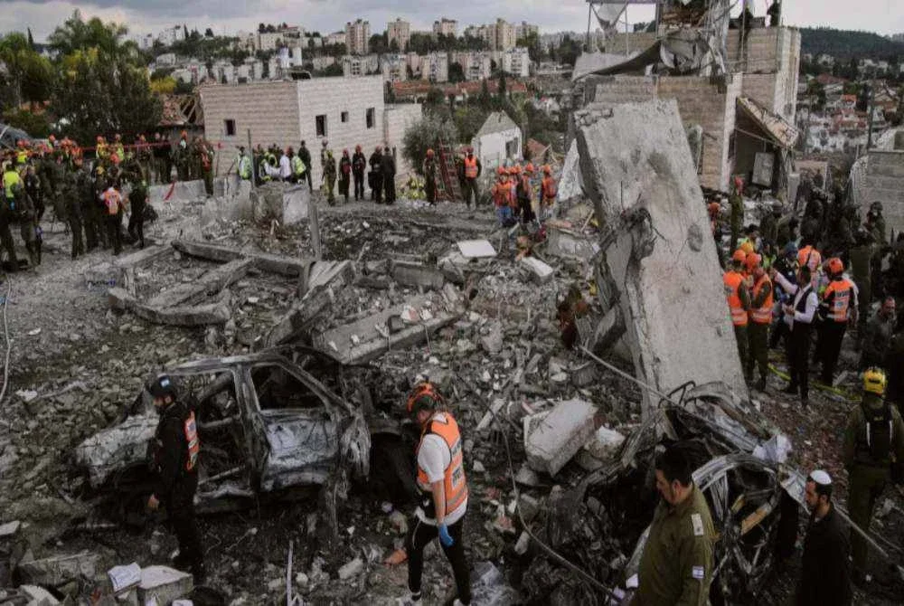 Gambar dari lokasi kejadian menunjukkan sebuah rumah musnah akibat letupan, dengan bumbungnya runtuh menjadi konkrit hancur dan besi yang terpelintir.-Agensi