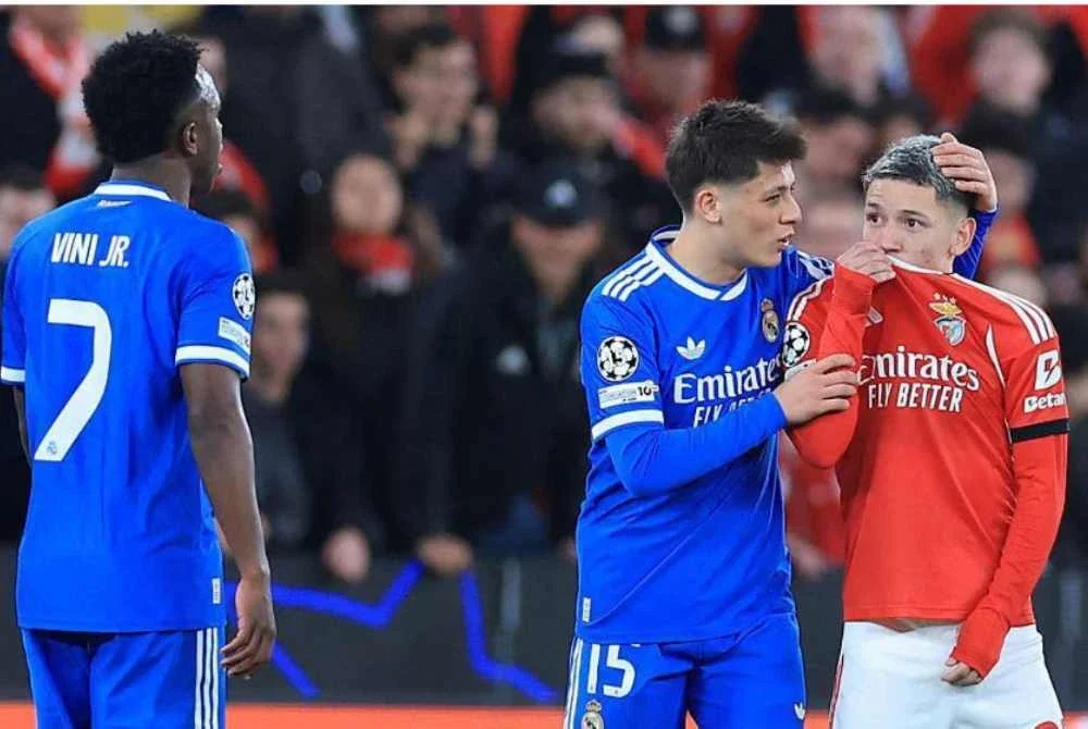 Infantino mencadangkan bahawa pemain yang menutup mulut ketika bercakap dengan pihak lawan boleh dilayangkan kad merah, susulan dakwaan kata-kata perkauman yang didakwa diucapkan oleh Prestianni (kanan).