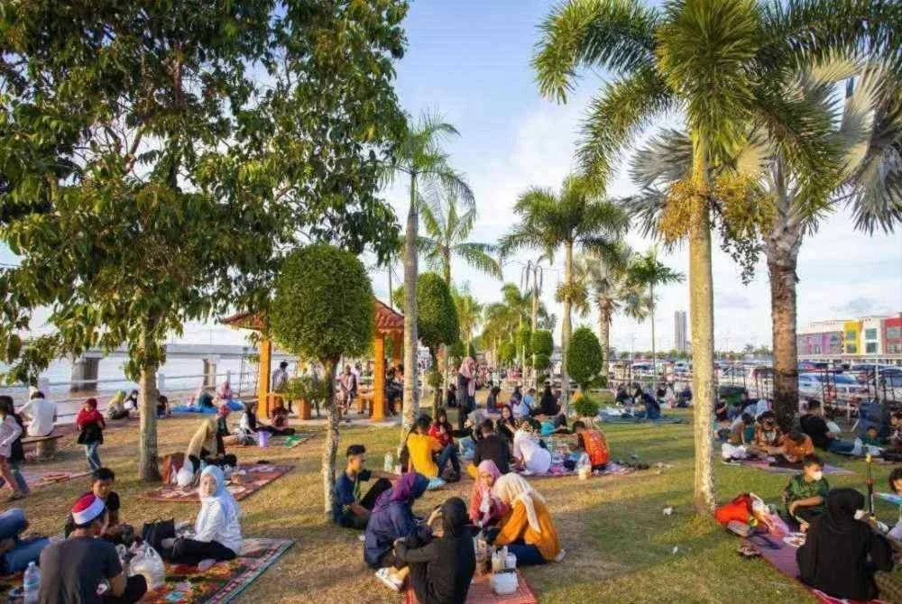 Kerajaan Kelantan tidak teragak-agak mengenakan denda RM1,000 kepada rakyat negeri ini yang membuang sampah di tempat awam semasa berbuka puasa apabila sikap tidak bertanggungjawab tersebut dilihat semakin teruk sepanjang Ramadan ini. Foto:MPKB