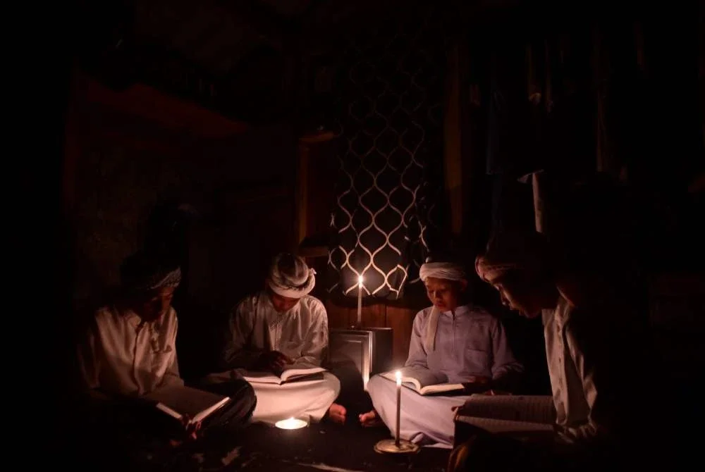 Walaupun hanya bertemankan cahaya lilin di dalam pondok, pelajar Madrasah Addiniah Azzakiah tetap tekun mengalunkan ayat suci al-Quran seorang diri demi mengejar keberkatan bulan mulia ini.