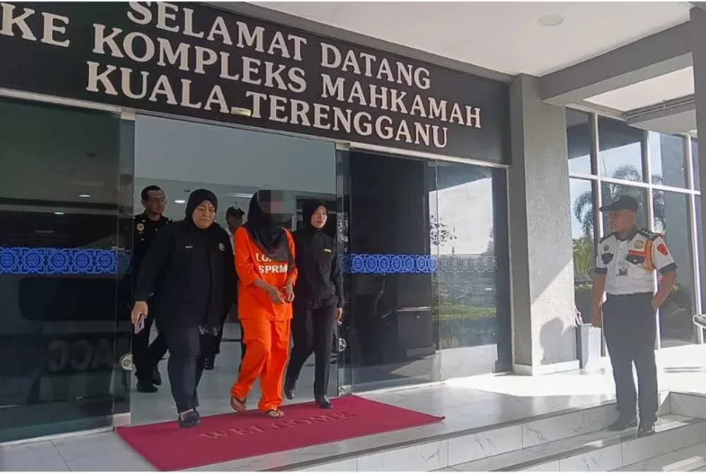 Suspek wanita dibawa ke Mahkamah Majistret Kuala Terengganu bagi permohonan reman pada Isnin. FOTO: SPRM