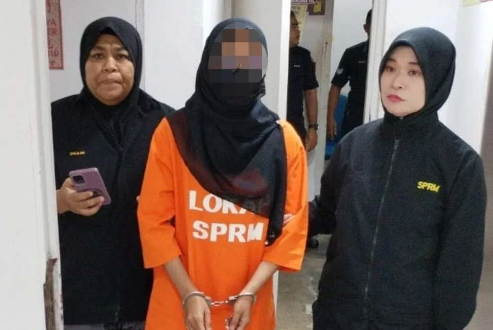 Suspek wanita dibawa ke Mahkamah Majistret Kuala Terengganu pada Isnin bagi permohonan reman. FOTO: SPRM
