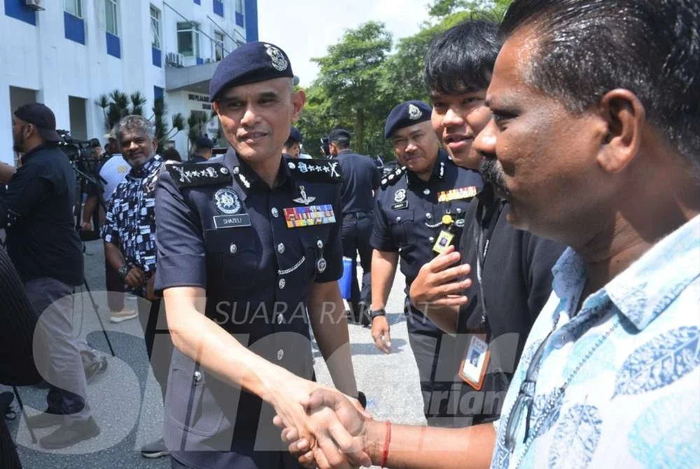 Shazeli bersalaman dengan petugas media selepas selesai sidang media di IPD Shah Alam pada Isnin.