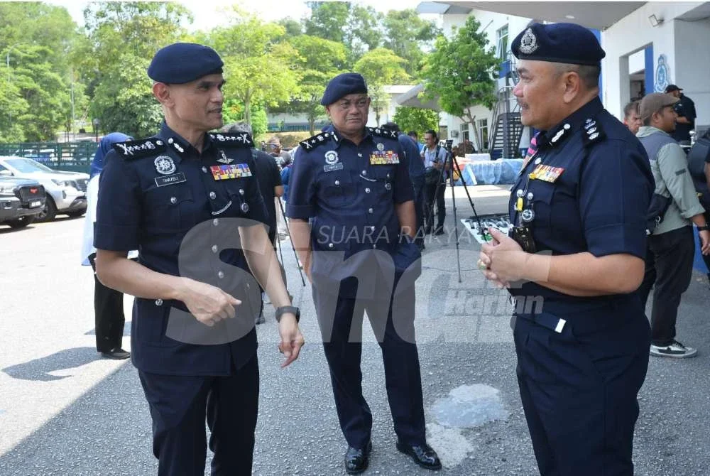 Shazeli (kiri) bersama Ketua Polis Daerah Shah Alam, Asisten Komisioner Ramsay Embol (kanan) selepas sidang akhbar di IPD Shah Alam pada Isnin.