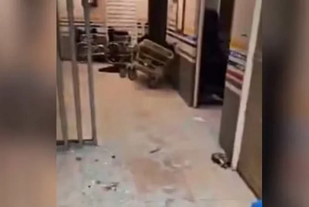Rakaman yang disiarkan di televisyen kerajaan menunjukkan tingkap pecah dan kerosakan pada bahagian depan hospital.