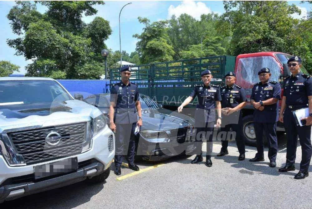 Shazeli (dua dari kiri) menunjukkan rampasan kenderaan selepas tumpasnya sindiket curi kabel baru-baru ini. Foto: MOHD HALIM ABDUL WAHID