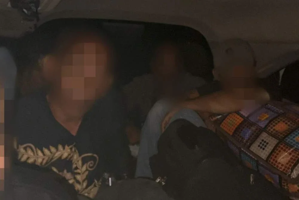 Migran warga asing disumbat dalam sebuah Perodua Alza yang ditahan polis pada Isnin.