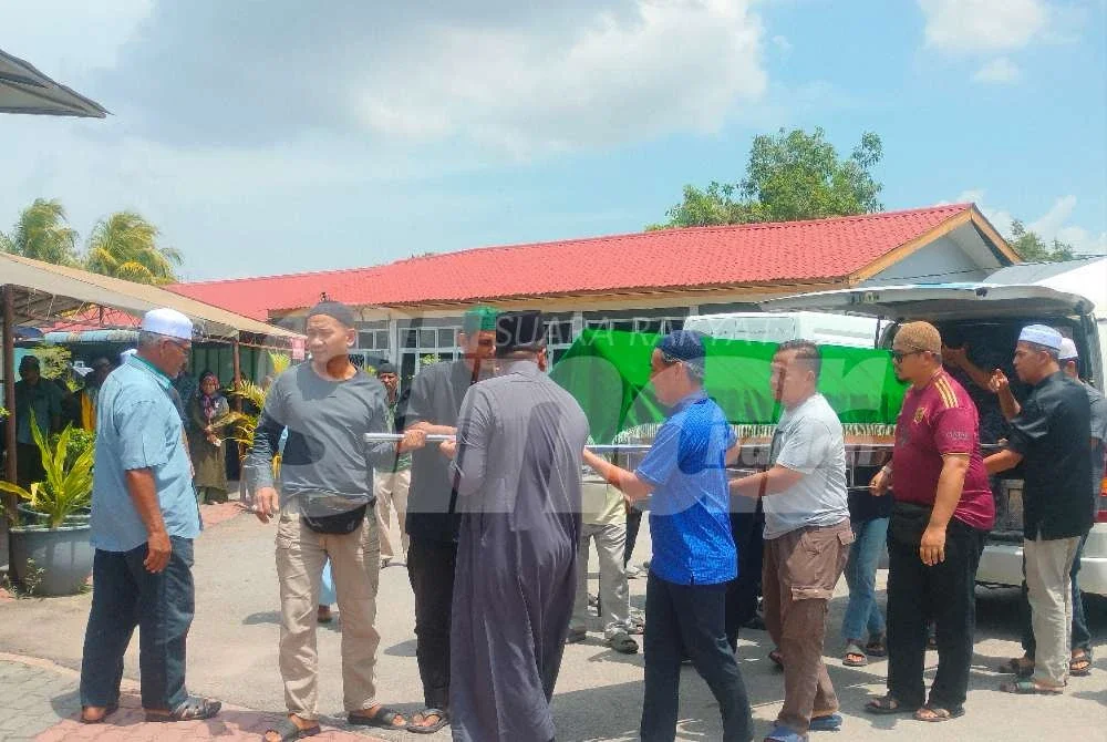 Jenazah dua beradik berkenaan ketika dibawa ke Masjid Al-Hannan Pekan Teroi Yan untuk disembahyangkan.