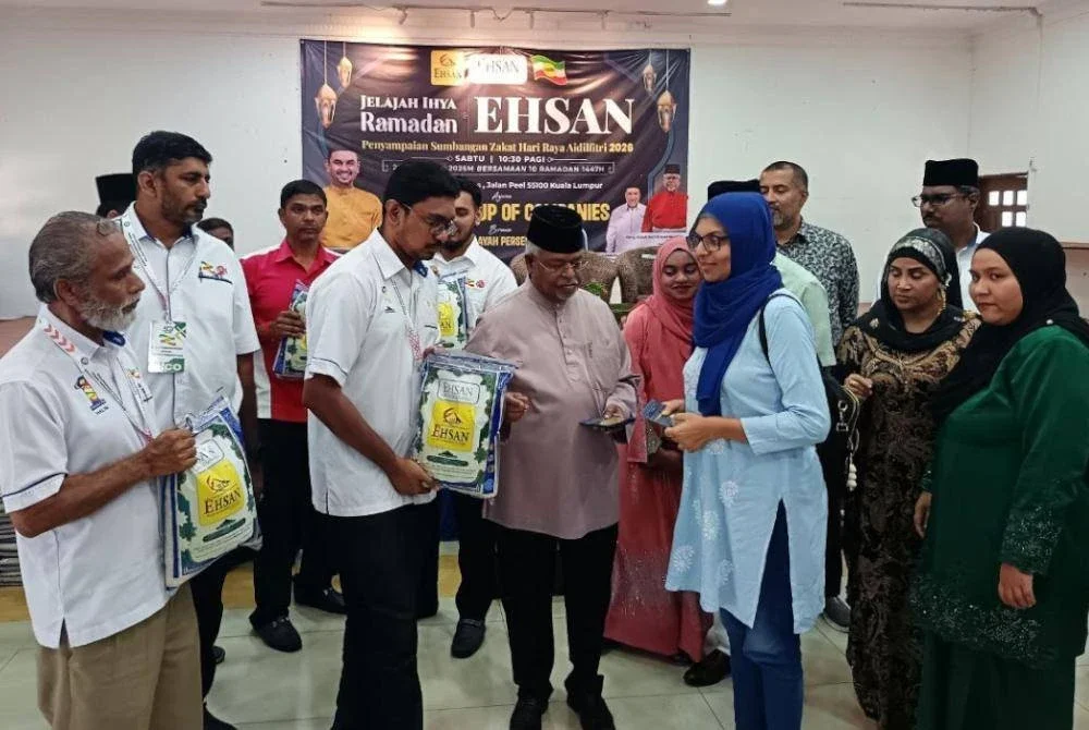SYED IBRAHIM (tengah) turut menyampaikan sumbangan kepada golongan memerlukan dalam program Jelajah Ihya Ramadan Ehsan di Cheras baru-baru ini. 