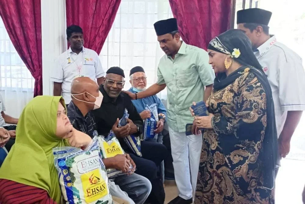ABDUL HAMID beramah mesra dengan sebahagian penerima selepas menyampaikan sumbangan di Cheras baru-baru ini. 