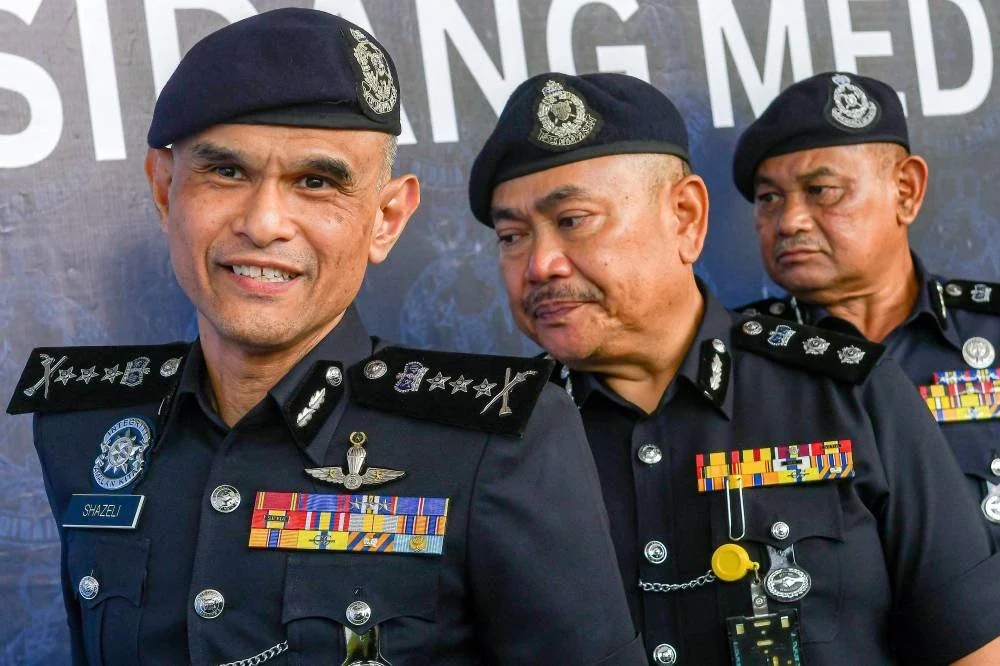 SHAH ALAM, 2 Mac -- Ketua Polis Selangor Datuk Shazeli Kahar (kiri) ketika sidang media berkaitan perkembangan kes curi kabel dan kes curi tabung masjid baru-baru ini di Ibu Pejabat Polis Daerah Shah Alam hari ini.
-- fotoBERNAMA (2026) HAK CIPTA TERPELIHARA