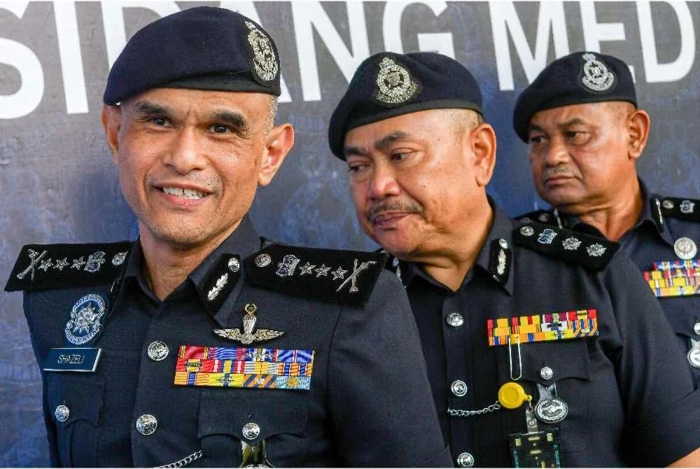 Shazeli Kahar (kiri) ketika sidang akhbar kejayaan Jabatan Siasatan Jenayah Ibu Pejabat Polis Kontinjen (IPK) Selangor di sini hari ini. - Foto: Bernama