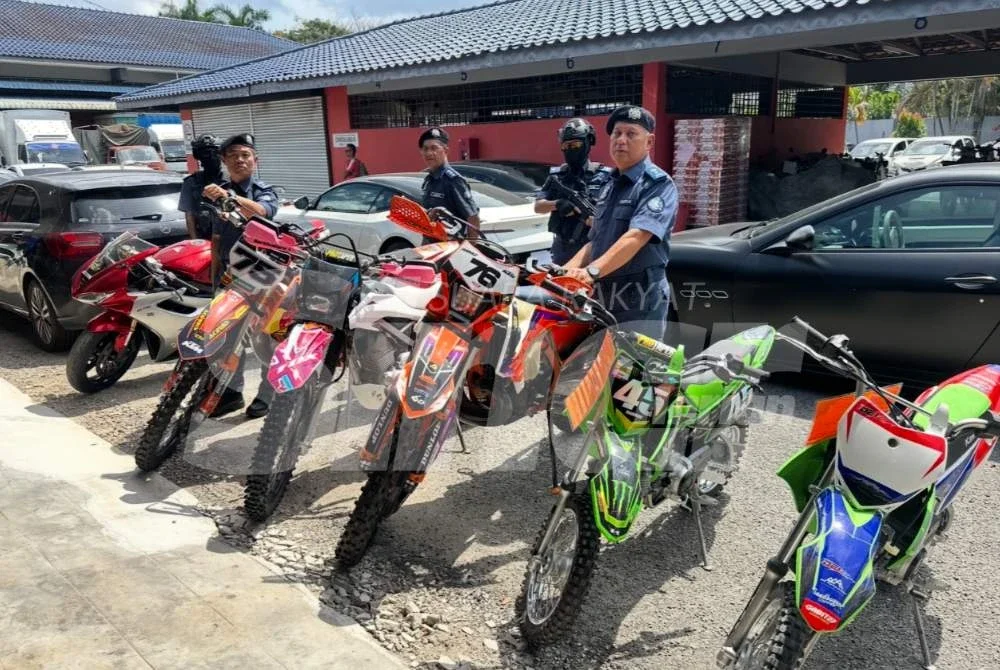 Motosikal yang turut dirampas kerana diseludup. Foto: ADILA SHARINNI WAHID