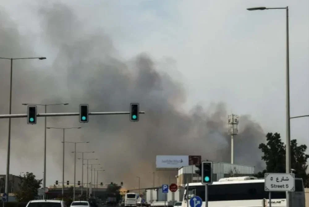 Asap berkepul-kepul selepas serangan berlaku di Doha, Qatar. Foto Agensi