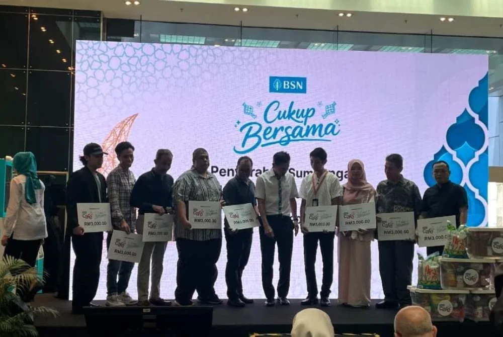 Seramai 11 pengamal media terpilih menerima sumbangan tunai dan barangan keperluan menerusi inisiatif 'BSN Care Cukup Bersama' sempena Ramadan dan Aidilfitri.