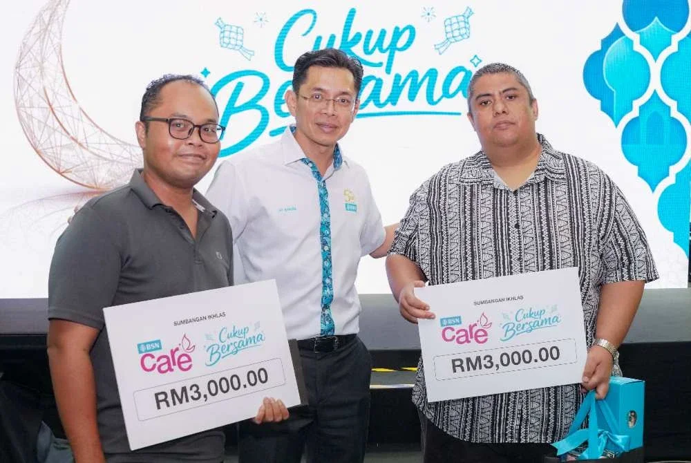Dari kiri: Muhammad Aminnuraliff, Jay Khairil dan Khairil Anwar pada majlis penyerahan sumbangan 'BSN Care Cukup Bersama' serta tayangan Perdana Video Raya BSN bertajuk 'Lebih Dari Cukup' pada Isnin.