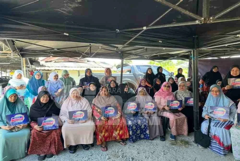 Wanita Perkim dan penduduk setempat yang menyatakan sokongan kepada World #QuranHour.
Foto: SINAR HARIAN/ADILA SHARINNI WAHID 