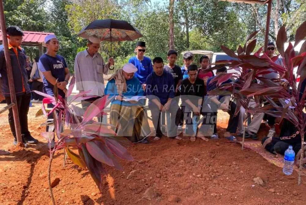 Jenazah dua beradik selamat dikebumikan dalam satu liang lahad di Tanah Perkuburan Islam Batas Ubi selepas solat Zohor.