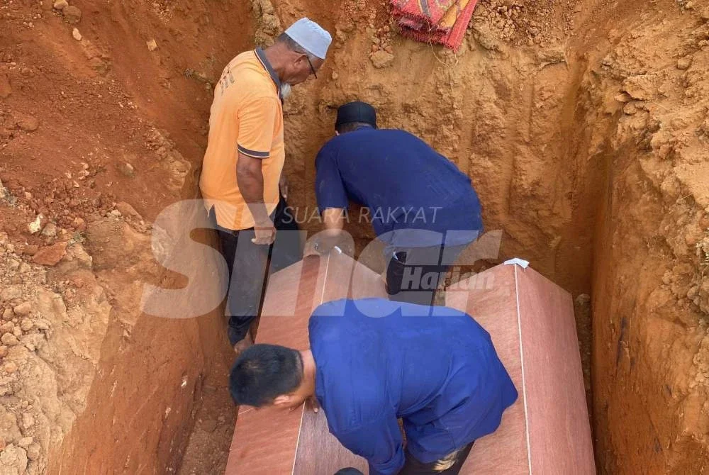 Jenazah Siti Nur Zulaikha dan dan abangnya, Luqman Nulrois dikebumikan dalam satu liang lahad di Tanah Perkuburan Islam Batas Ubi, Yan.
