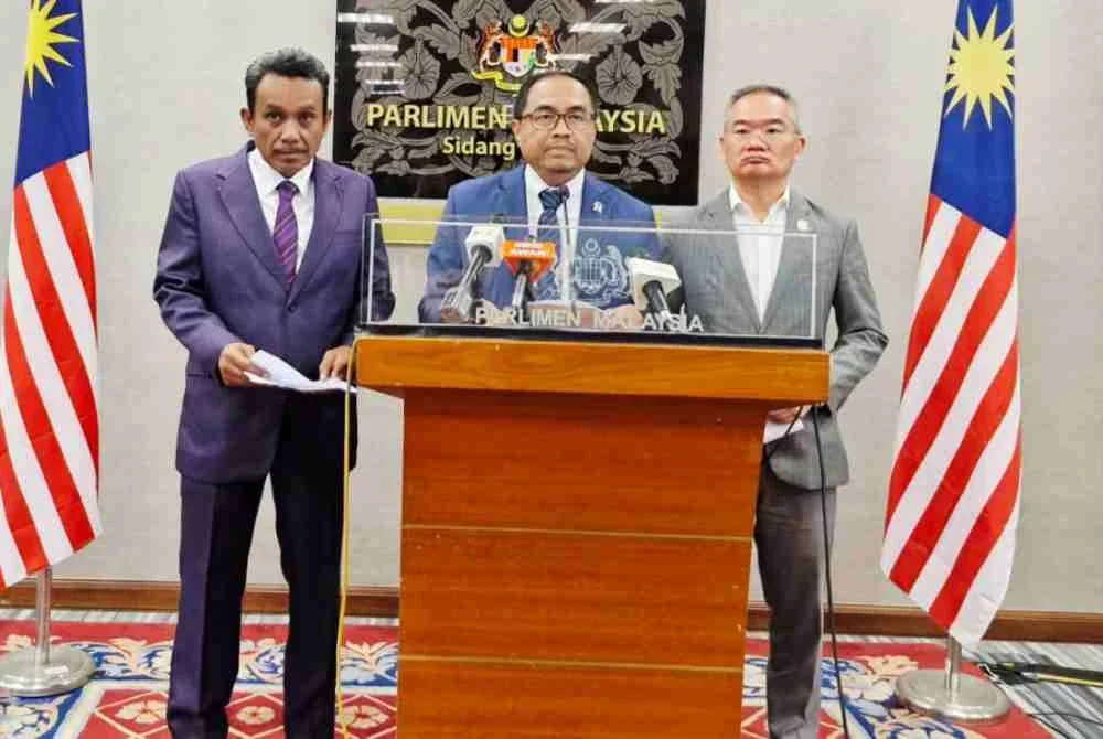 Azli ketika sidang media di Bangunan Parlimen, pada Isnin.