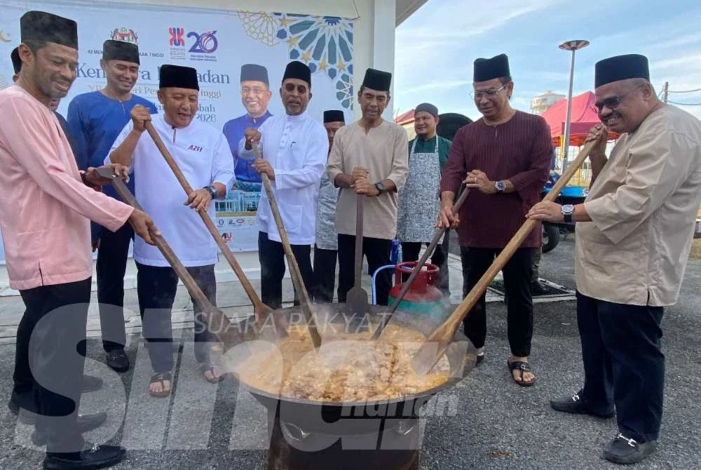 Zambry (empat, kanan) mengacau gulai kawah pada Majlis Iftar Mahabbah IPTA Kelantan di UMK Bachok pada Isnin. 
