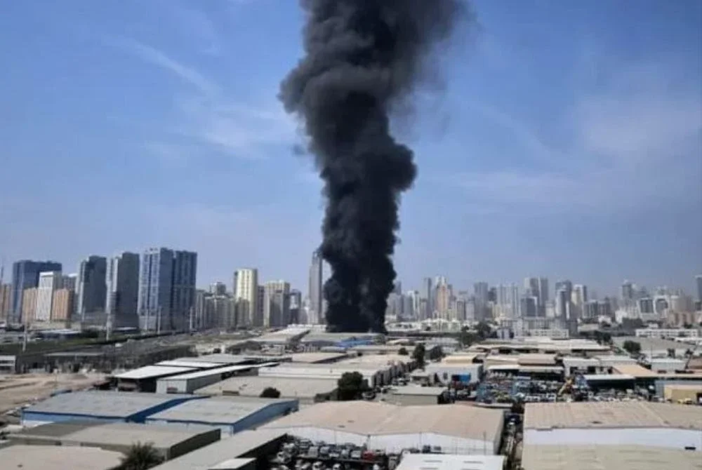 Kepulan asap hitam dari sebuah gudang di kawasan perindustrian Bandar Sharjah di UAE susulan laporan serangan Iran di Dubai pada Ahad - Foto: Agensi