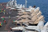 Pesawat yang ditempatkan bersama Carrier Air Wing (CVW) 9 tersusun di atas geladak kapal pengangkut pesawat kelas Nimitz, USS Abraham Lincoln, bagi menyokong serangan Operasi Epic Fury terhadap Iran. - Foto REUTERS