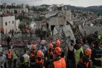 Pasukan penyelamat dan anggota tentera menjalankan operasi di lokasi beberapa individu terbunuh akibat serangan peluru berpandu Iran di Beit Shemesh. -Agensi