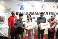 Sarena (tiga dari kanan) menyerahkan sumbangan kepada wakil Rumah Penjagaan Impian Syimah.