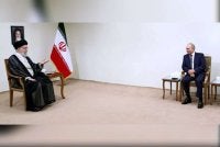 Khamenei (kiri) bersama Putin dalam satu pertemuan. Foto fail Agensi