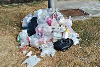 Ada segilintir pihak yang tidak bertanggungjawab membuang sampah merata-rata selepas berbuka puasa.