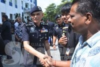 Shazeli bersalaman dengan petugas media selepas selesai sidang media di IPD Shah Alam pada Isnin.