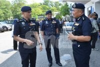 Shazeli (kiri) bersama Ketua Polis Daerah Shah Alam, Asisten Komisioner Ramsay Embol (kanan) selepas sidang akhbar di IPD Shah Alam pada Isnin.