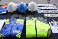 Pakaian dan topi keselamatan yang digunakan sindiket curi kabel dirampas polis. Foto: MOHD HALIM ABDUL WAHID