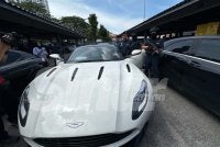 Kereta mewah Aston Martin diseludup dan ditemukan di kawasan pakir. Foto: ADILA SHARINNI WAHID