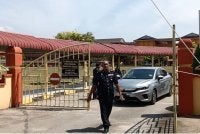 Hanyan menyiasat lokasi kejadian pelajar dilaporkan terjatuh dari tingkat empat sebuah sekolah di Sungai Petani.