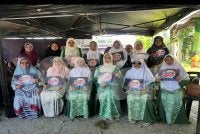 Tunku Noor Hayati (tiga dari kanan) yang memegang risalah World #QuranHour.
