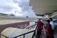 Sandrea (kiri) ketika meninjau keadaan padang di Stadium Perak di Ipoh pada Isnin.