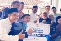Zambry (tengah) menyampaikan Dana Fasa 1 Dapur Siswa Madani pada Majlis Iftar Mahabbah IPTA Kelantan di UMK Bachok, pada Isnin. 