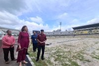 Sandrea (dua dari kiri) meninjau perkembangan kerja-kerja baik pulih dan keadaan padang di Stadium Perak di Ipoh pada Isnin.