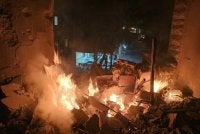 Sebuah bangunan di pinggir selatan Beirut, di Haret Hreik, terbakar akibat serangan udara Israel. Foto AFP