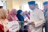 Zambry menyampaikan bantuan kasih Rahmah kepada pelajar pada Majlis Iftar Mahabbah IPTA Kelantan di UMK Bachok pada Isnin. 