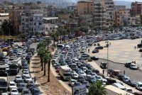 Kereta yang sarat dengan tilam, kanak-kanak dan barangan yang dikumpulkan secara tergesa-gesa memenuhi jalan keluar dari kawasan pinggiran selatan Beirut pada Isnin - Foto: Agensi